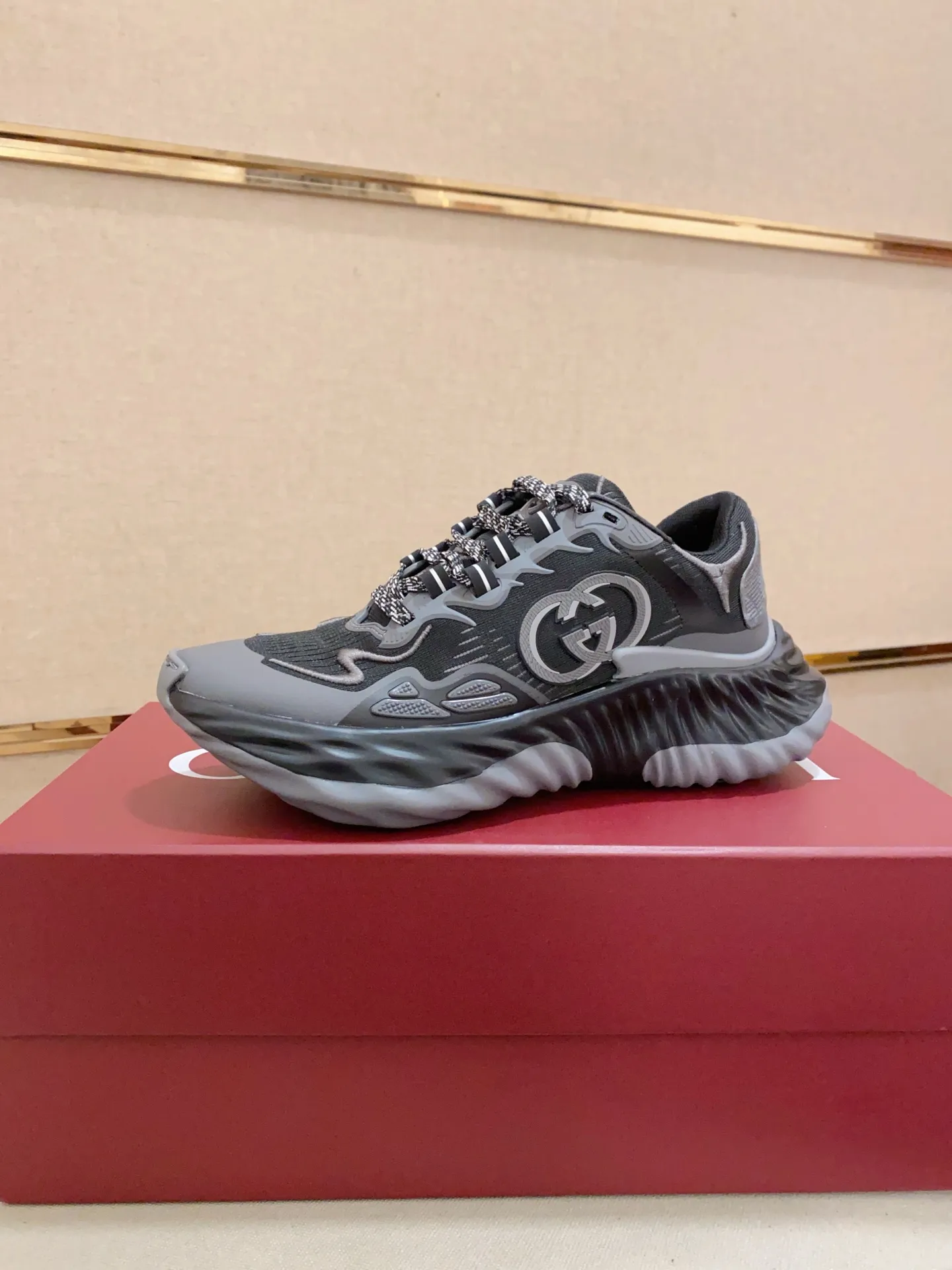 Men's shoes💰: 840💰High version of Gucci series couple's thick-soled sneakers! Gucci Gucci wave shoes Gucci's new designer has brought a new design, with a more comfortable foot feel and a new wave design. GUCCI's new Ripple wave shoes have an upper made of soft nappa leather and mesh. The foamed TPU midsole provides excellent comfort and feels like falling into the clouds. This new sports shoe adopts a thick-soled design, with a stitched leather upper and mesh, showing a full sense of technology. The two major brand logo details, the 3D-effect interlocking Double G leather patch and the Gucci letter metal hardware, inject a dazzling texture into the overall design. These shoes are crafted from silver metallic leather. Silver metallic leather, leather piping mesh details, Gucci lettering metal hardware, interlocking double G patch, lightweight rubber sole, top stitching and comes with a pair of shoelaces. Size: Women's 35-40 (can be customized to 34.41).        Male 39-44 (38.45 can be customized).